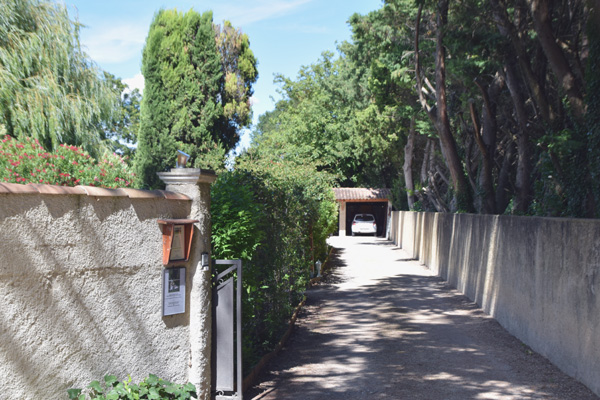 Chemin d'accès de la Maison des Invités