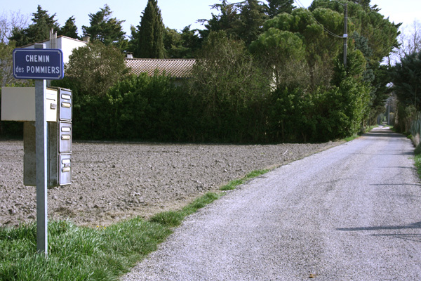 Arrivée à la Maison des Invités par le Chemin des Pommiers