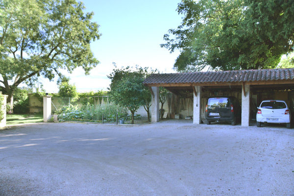 Vue du parking de la Maison des Invités