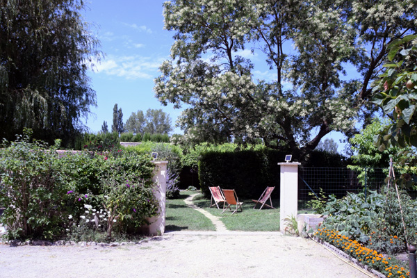 Vue de l'entrée du terrain de la Chambre d'hôtes