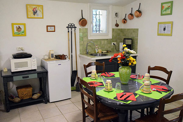 vue sur le coin cuisine et repas