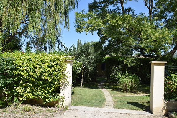 Vue de l'entrée du terrain de la Chambre d'hôtes