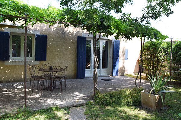 Vue du parking de la Maison des Invités